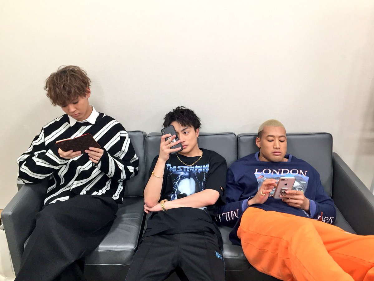 Generations公式アカウント Zip 生出演まであと2日 みなさん Xmasの朝に Gene の どの曲を聴きたいですか Gene と 曲名 で 教えてください メンバーも考えています T Co Rgxdirjpzr T Co Ztt8do5etd