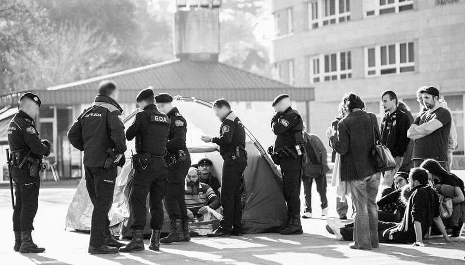 🚨O goberno de <a href="/abelcaballero/">Abel Caballero</a> acosa á xente da <a href="/ACAMPADADEVIGO/">ACAMPADACONTRAPOBREZ</a> tras iniciar unha folga de fame.
Fartas de represión e miseria!✊