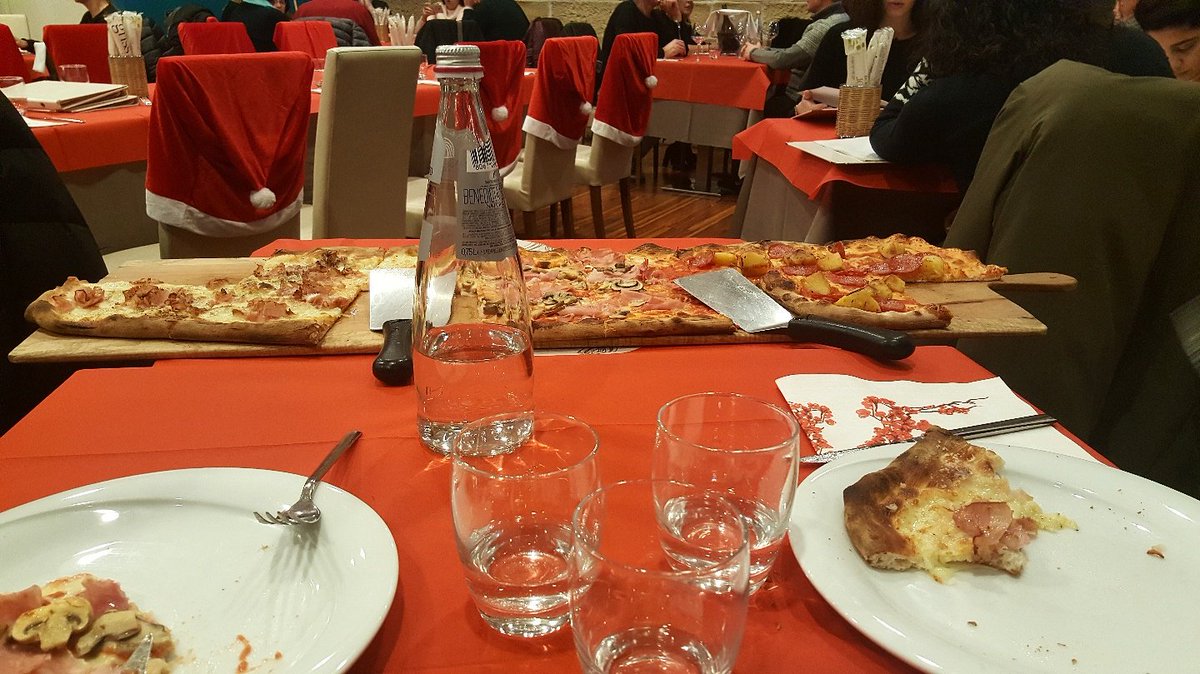 Nicole_Faccio's tweet photo. Quando hai bisogno di energie per studiare per gli #esami allo @IUS_VE e allora ordini una #pizza al metro 😂😍 https://t.co/wOSxDSYhgw