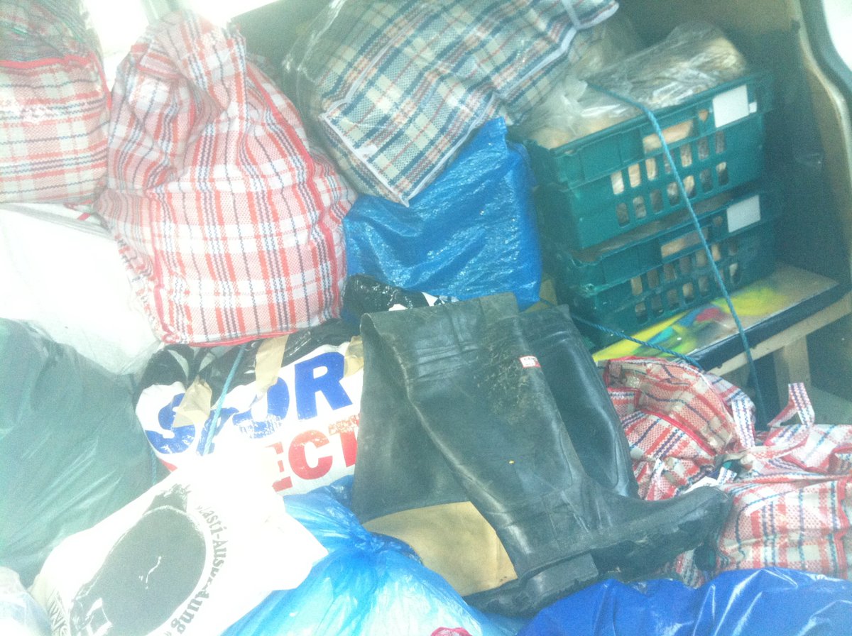 TheWelcomeTent's tweet photo. @emma_aube @source2sauce @WildBreadHead We baked bread, collected apples, gathered as many warm clothes as we could from friends, family &amp; strangers. We packed our van &amp; set off for Calais.

#humanKINDER #global #family #volunteer #crew ✌🏽❤️✊🏽

https://t.co/FZExyMCBl2 https://t.co/Hq4KcWpnDW