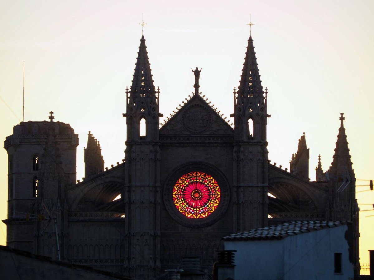 Resultado de imagen de catedral gótica luz roseton"