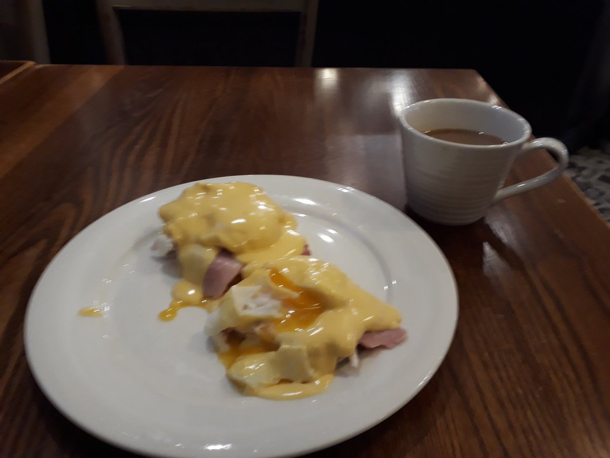 PastorMoo60's tweet photo. Pre ''last minute shopping" breakfast!! Om nom nom - Eggs Benedict. https://t.co/qYToBrtqPb