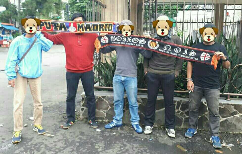 Kami sudah  di lokasi, yg mau merapat masih ditunggu. ;)
Inget, siapa aja boleh kesini, yg penting bkn dukung Madrid. Jangan malu-malu ya.