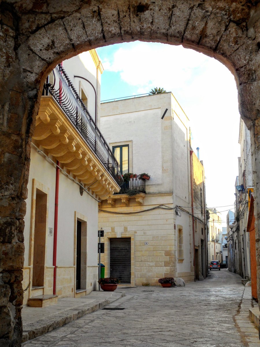 Infomaruggio's tweet photo. Il Natale è ormai alle porte: quale occasione migliore per scoprire il delizioso borgo antico di #Maruggio? Perdersi tra vicoletti, archi, palazzotti e casette bianche è un'emozione da provare in ogni periodo dell'anno! https://t.co/hRyLPGout1