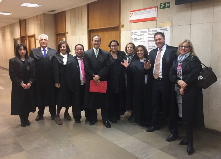 "No todos los héroes llevan capa, algunos llevan toga"
Gracias a tod@s los abog@dos del Turno de oficio por ejercitar el derecho de defensa de los ciudadanos ante los Tribunales de justicia 24h/365 días, y en especial a <a href="/MadridAltodo/">ALTODO</a> por más de 12 años de lucha dignificando el TO