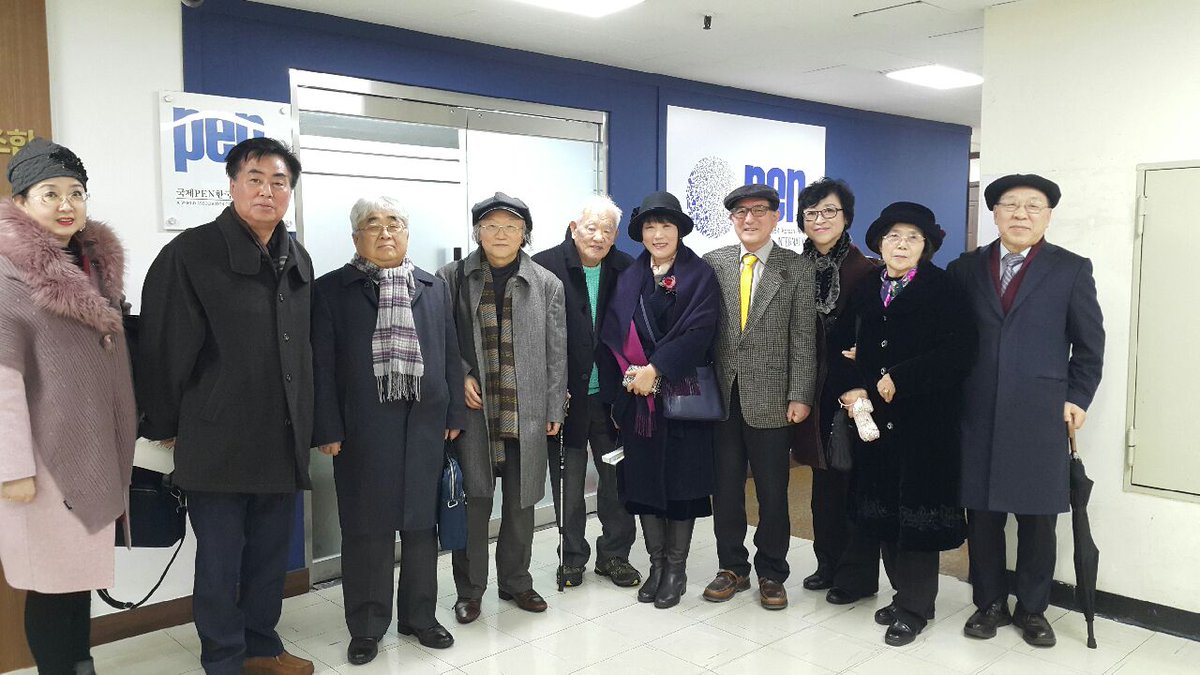 국제 한국pen 번역위원회
지난 12월 18일, 11시에, 여의도에 위치한  국제한국펜클럽 사무실에서 1차 번역위원회.. 손해일이사장, 정정호 번역위원회위원장,  민희식교수, 최종고 교수, 소설가 정소성등