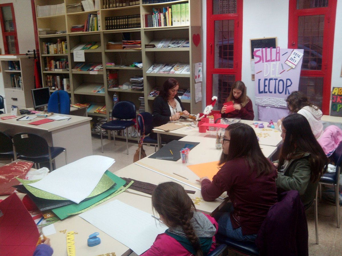 Durante esta semana los miembros del <a href="/CPIAVicar/">CLIA de Vícar</a> hemos estado elaborando adornos navideños, para venderlos en el el mercadillo solidario de Vícar.