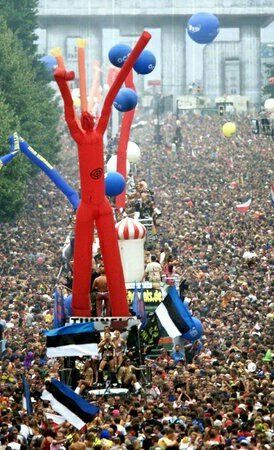 silvestrepiopio's tweet photo. Love Parade #berlin2000 https://t.co/sqvHMjsna2