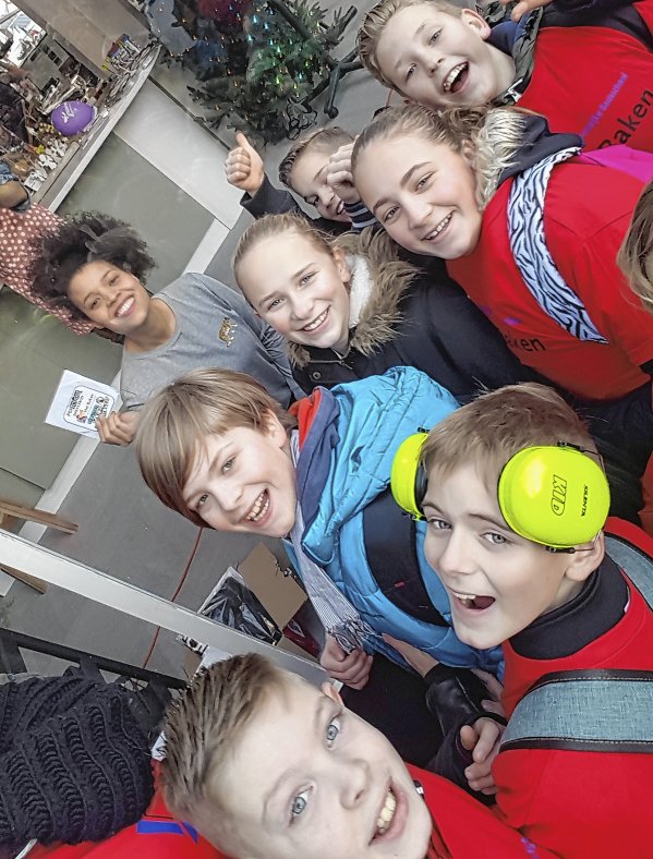 HetKontaktVN's tweet photo. Groep 8 van Het Baken haalt groot bedrag voor voor Serious Request HARDERWIJK Groep 8 van basisschool Het Baken uit Harderwijk heeft zich de afgelopen weken ingezet voor 3FM Serious Request. Dit jaar heeft meester Bart er samen met zijn... https://t.co/rELZ6PPFgc https://t.co/RvzYVQTMxo