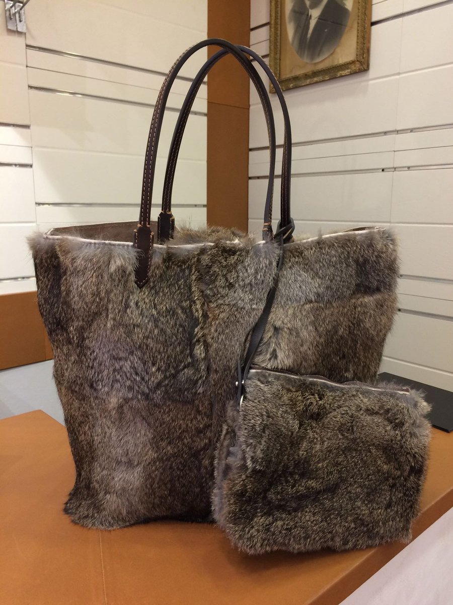 FL_Italy's tweet photo. 毎年完売するウサギのファートートバッグ。こちらは毛が短めで、年齢層を問わず愛用できるトートバッグです。This Tote bag is made by rabbit hair.
#francescolionetti #florence #firenze #totebag #rabbithair #leather #フランチェスコリオネッティ #フィレンツェ #ファートートバッグ #革製品 https://t.co/Er28dvzxoO