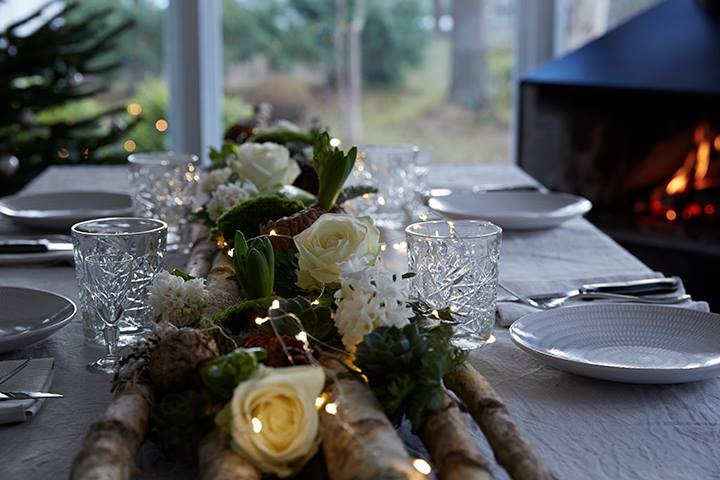 Telefleurs's tweet photo. Un centre de table fleuri c'est le top pour finaliser la déco de #Noel Commandez jusqu'à 11h le 24/12 pour une #livraison #fleurs garantie https://t.co/0m59xCcYRn https://t.co/3BJW1x7ed4
