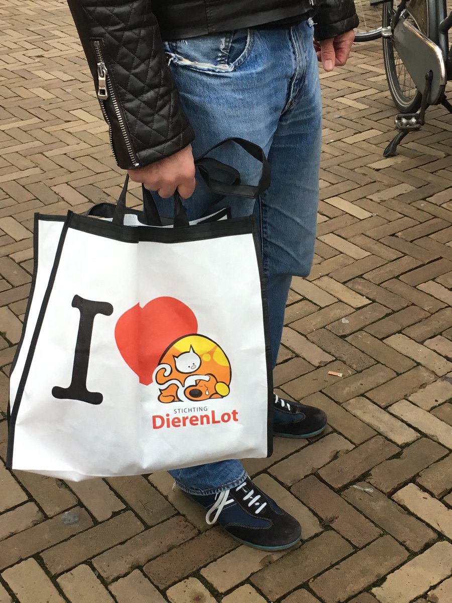 XandraAs's tweet photo. #Kerstinkopen op biologische markt met tas van @DierenLot werkt super. We zijn al klaar! #vega #Kerst #Kersmis #boodschappenlijst #boodschappen https://t.co/OR4yoPz28X