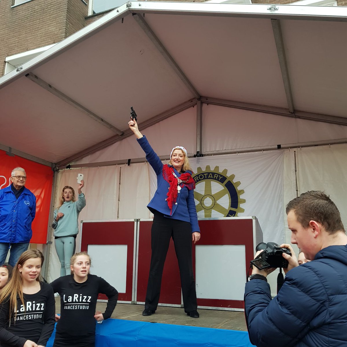 Onze burgemeester, <a href="/ReinieMelissant/">Reinie Melissant</a>, gaf om 11 uur het startschot voor de 10e <a href="/SantaGorinchem/">SantaRun Gorinchem</a>. Met 1.200 deelnemers een prachtig feest, en een mooie opbrengst voor de goede doelen <a href="/Nierstichting/">Nierstichting</a>, Hospice Gorinchem en maar liefst 10 sportclubs!