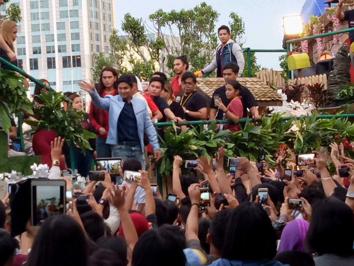 Toy_ang0918's tweet photo. #MMFFParade2017
#AngPandayMMFFparade
in Muntinlupa Alabang
ang pogi ni Coco..... https://t.co/BbGguyW0rD