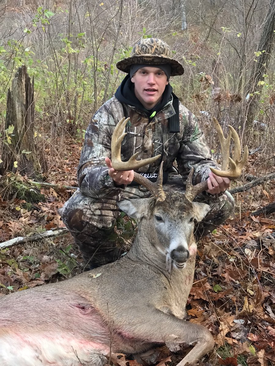 Elizabeth71287's tweet photo. @SydneyPetrie I don’t kill incocent deer only the ones that trespass https://t.co/BsEeeU4j7u