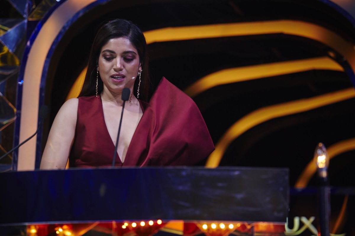 bhumipednekar's tweet photo. ‘Tis the season to be jolly! Do watch my surprise Christmas Avatar on #LuxGoldenRoseAwards this Sunday, on 24th of December, 2017 on @StarPlus at 8pm!!! https://t.co/VKfUgdzeTi