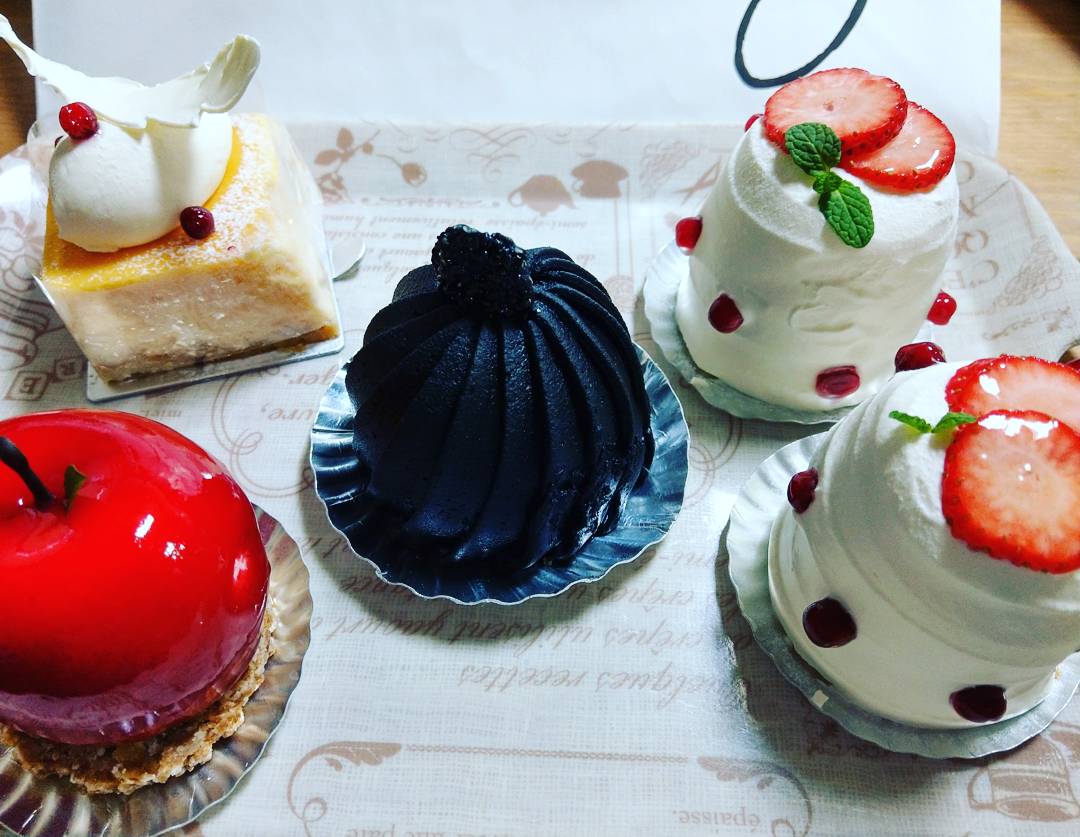 ひろん 気になってたケーキ屋さんで買ってみた Fujifrance 京阪モール ケーキ 約束のりんご モンブラン ブラックセサミモンブラン 苺のショート チーズタルト