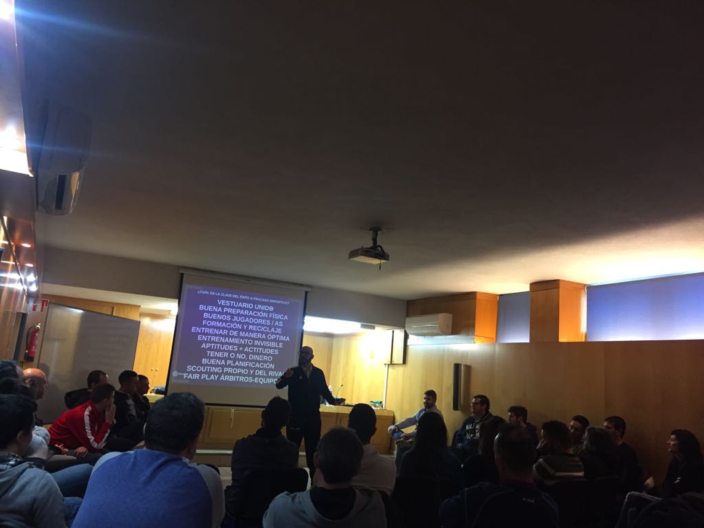 EliteSport_INFO's tweet photo. Para terminar el año escolar una gran mañana formativa con dos grandes profesionales y mejores formadores @Zurilla10 y @poveda_oscar . Gracias por compartir y hacernos dudar a todos los asistentes. #formacion https://t.co/jMWALXVgjY