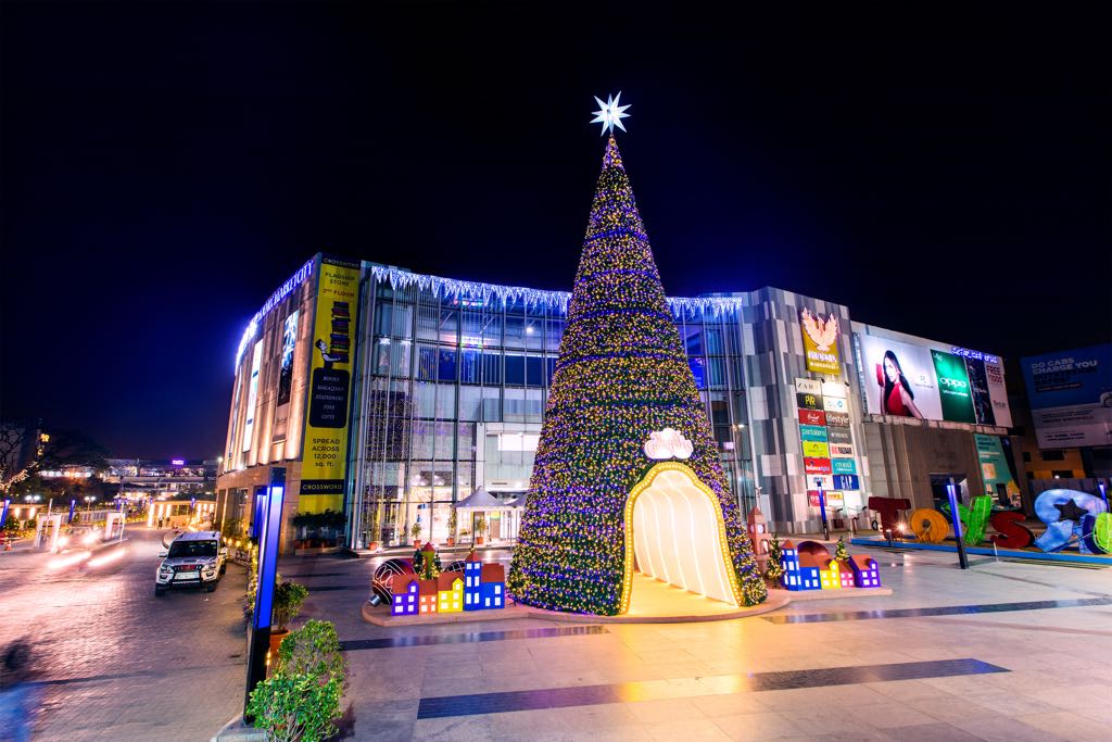 AAPVed's tweet image. Have you seen the Christmas décor at @PMCBangalore?

My favourite are the elves, which one is yours? #ChristmasAtPhoenix