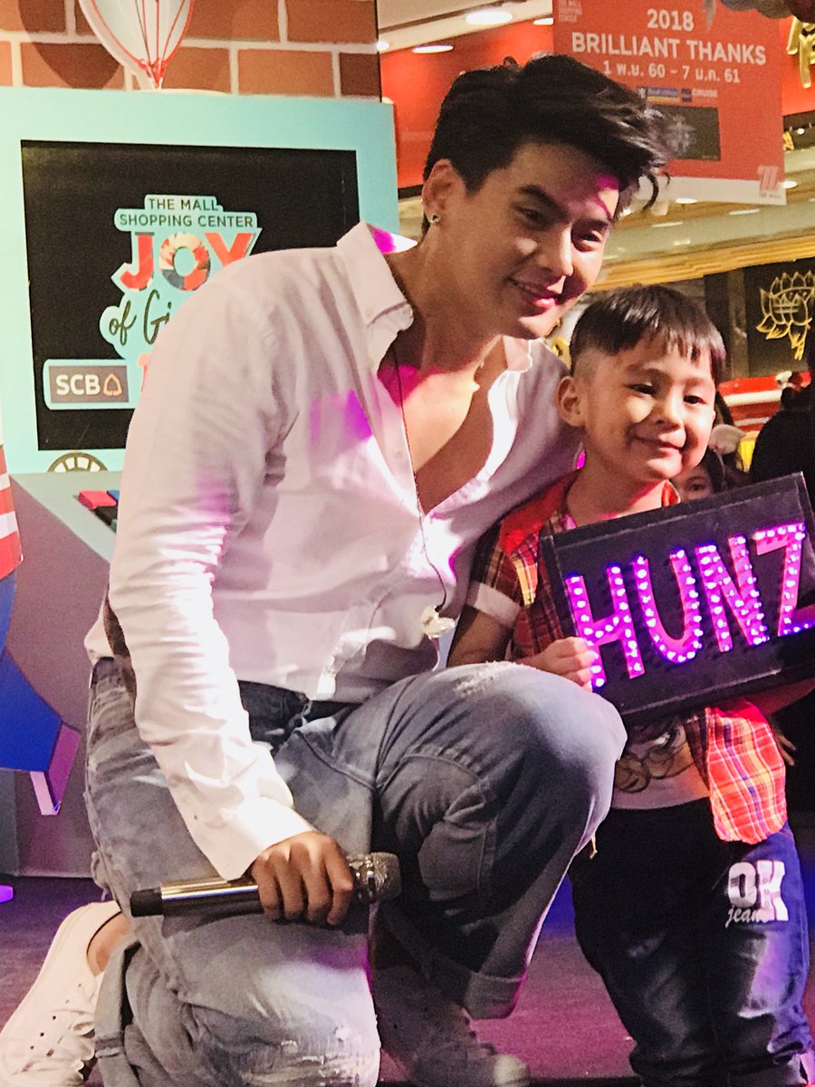 thirdname22's tweet photo. #TheMallJoyofGiving #TheMallBangkapi #GiftFactory #IPHTOUR #Hunziph กับเด็กน่ารัก https://t.co/gFKeO0eqF1