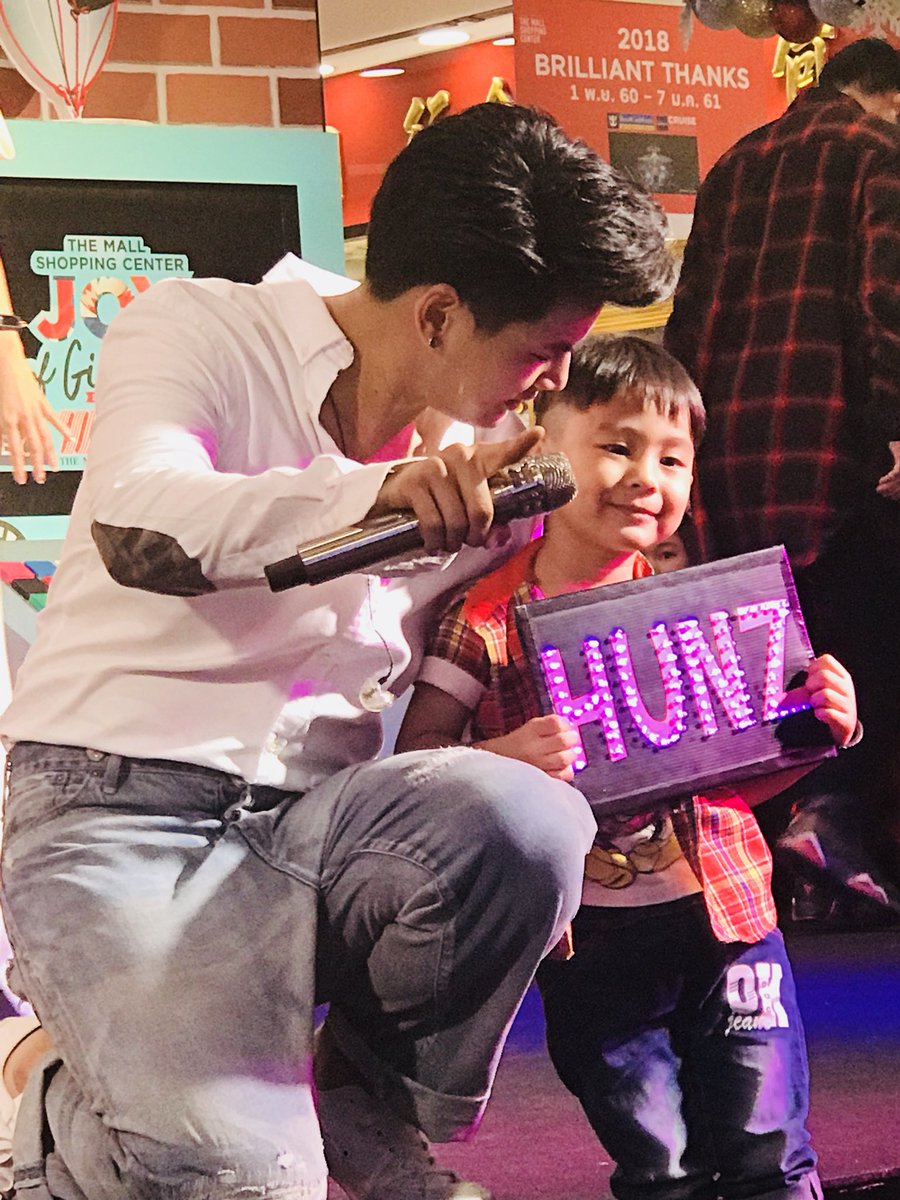 thirdname22's tweet photo. #TheMallJoyofGiving #TheMallBangkapi #GiftFactory #IPHTOUR #Hunziph กับเด็กน่ารัก https://t.co/gFKeO0eqF1