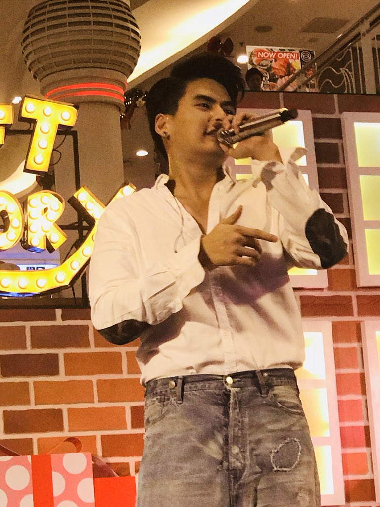 thirdname22's tweet photo. #TheMallJoyofGiving #TheMallBangkapi #GiftFactory #IPHTOUR #Hunziph หลานบอกวันนี้ดูเด็ก สงสัยเป็นที่ชุด😜 https://t.co/kNxsCfY9Zh