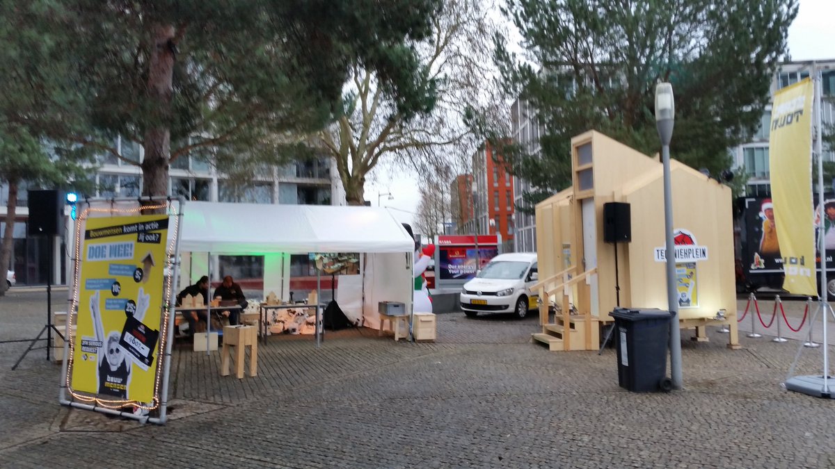 rcvanmaren's tweet photo. #SR17 #apeldoorn het techniekplein is er weer klaar voor. Beleef #VirtualReality of maak een voogelhuisje. Kom allemaal naar het stationsplein!! @OTIBnieuws @HKmobileNews https://t.co/ct0zw80lZL