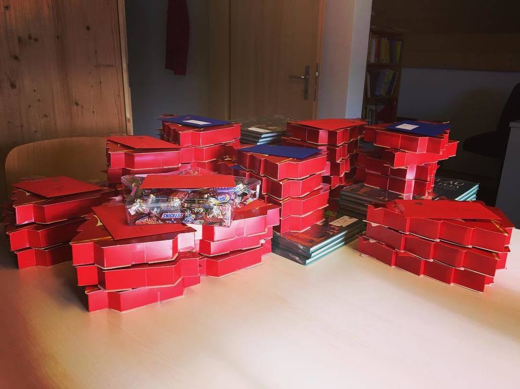pleivbreil's tweet photo. Ils schenghetgs pils ministrants ein preparai!
#minstrant #Nadal #Breil #Brigels #Dardin #Danis #Tavanasa #schenghetg #Geschenk #pleivbreil https://t.co/5MnizRF0aF