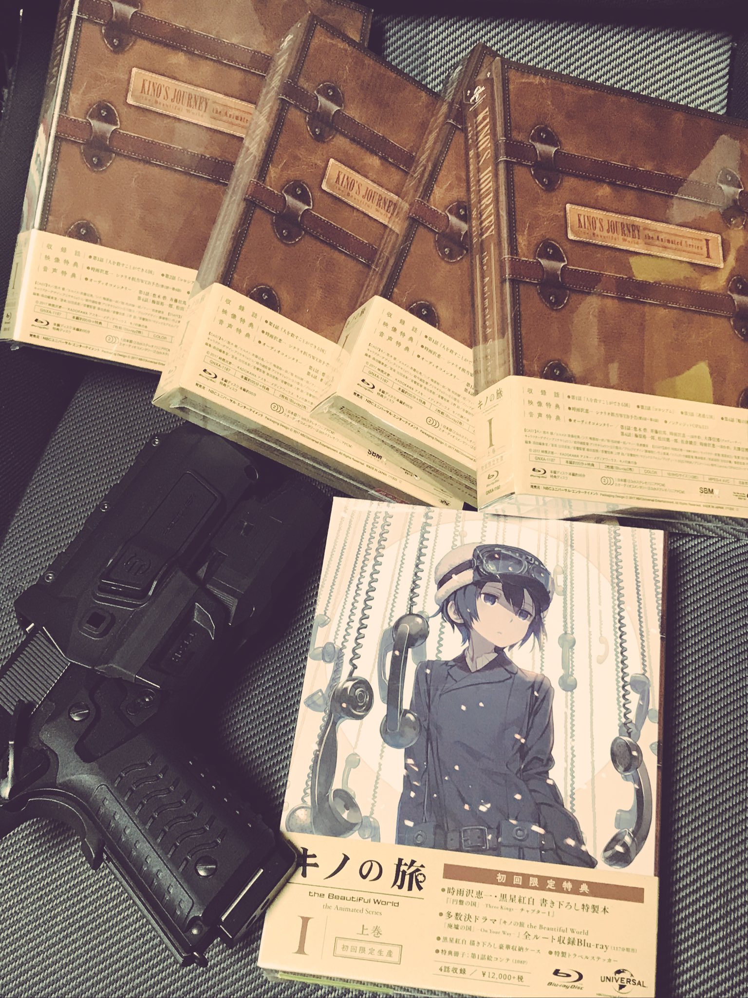 時雨沢恵一 プロは目指さない キノの旅 ブルーレイ上巻 キノの鞄を模したパッケージで発売中です 我が家にはこんだけあります 視聴用 布教用 実家の家族用 保存用 小口径の銃弾防御用 T Co Lznfwbfcsx Twitter