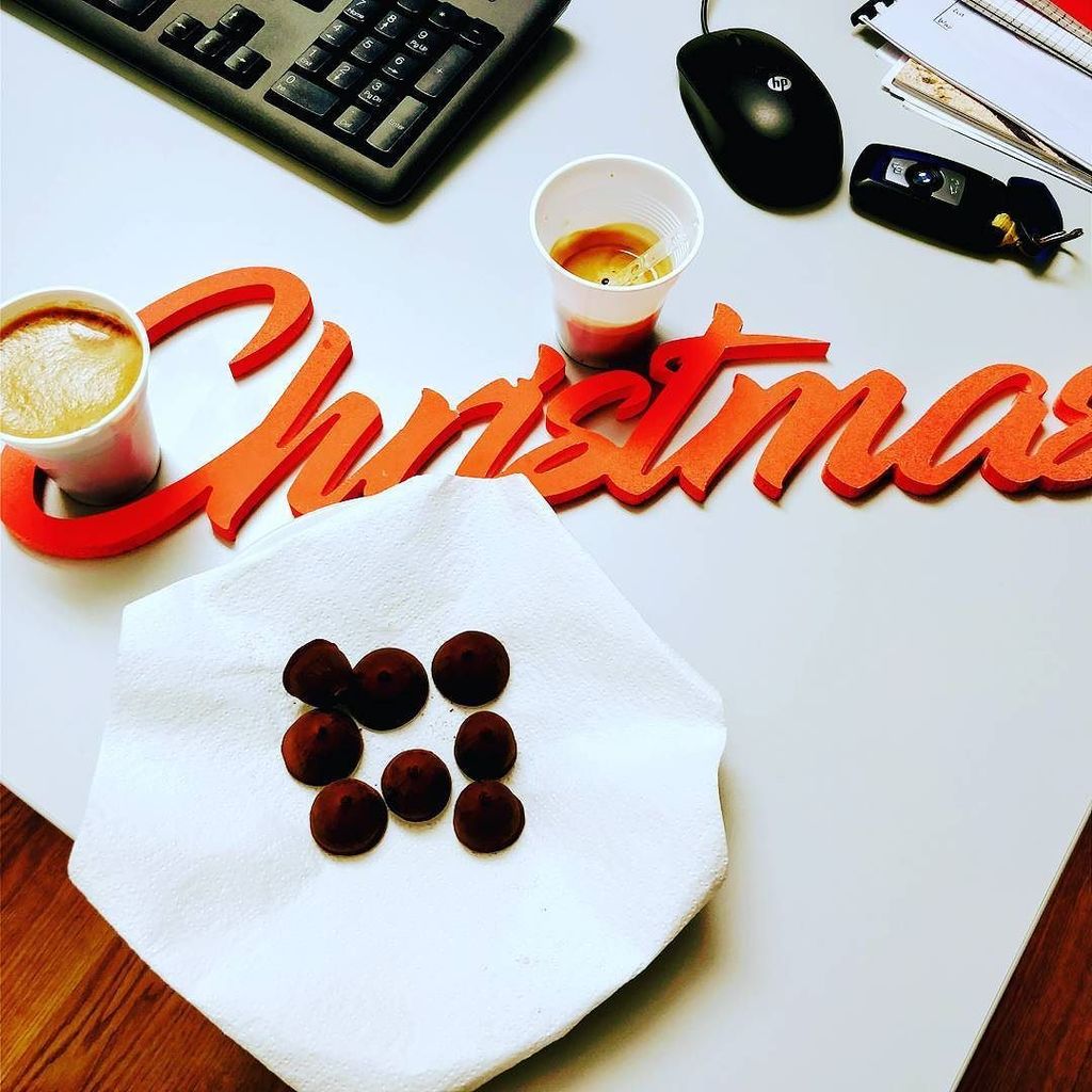 Daracle's tweet photo. #dec19th #1photoaday #DARACLE365 #itsadaracle
When the chocolates come out...
#christmasspirit #XmasCountdown2017 #Chocolate #coffee #coffeetime #xmasparty #random #daraclephotography https://t.co/FKL0eHborM https://t.co/YfZcPTKrae