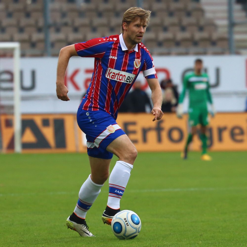 Nur_Energie's tweet photo. #21 #Danke #MarcStein
21 #Spiele 1 #Tor 2 #Assists 1920 #Minuten #Einsatz #Stoney #Kapitän #Captain #Abwehr #Verteidiger #Defender #wir #fcenergie #fce #energie #energiecottbus #cottbus https://t.co/G7DC0RyA3P