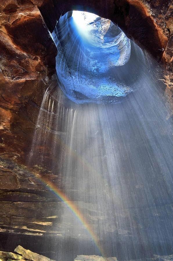 NationalGeograC's tweet photo. Impresionante agujero en el suelo. Parque Nacional Ozark, Arkansas, EE.UU https://t.co/btJdkat9YK