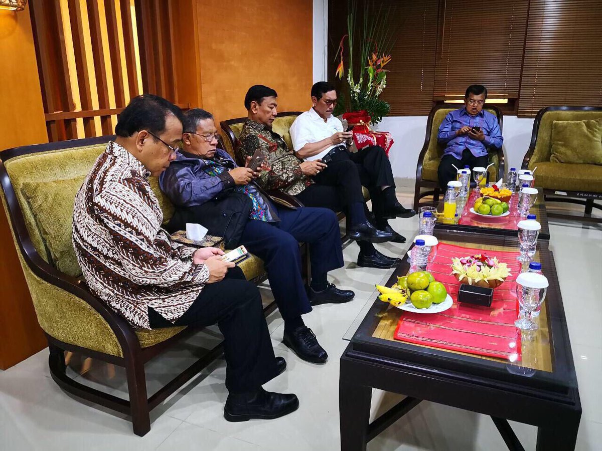 mohmahfudmd's tweet photo. Dekat di badan, jauh di hati. https://t.co/AVU6ZD3SDf