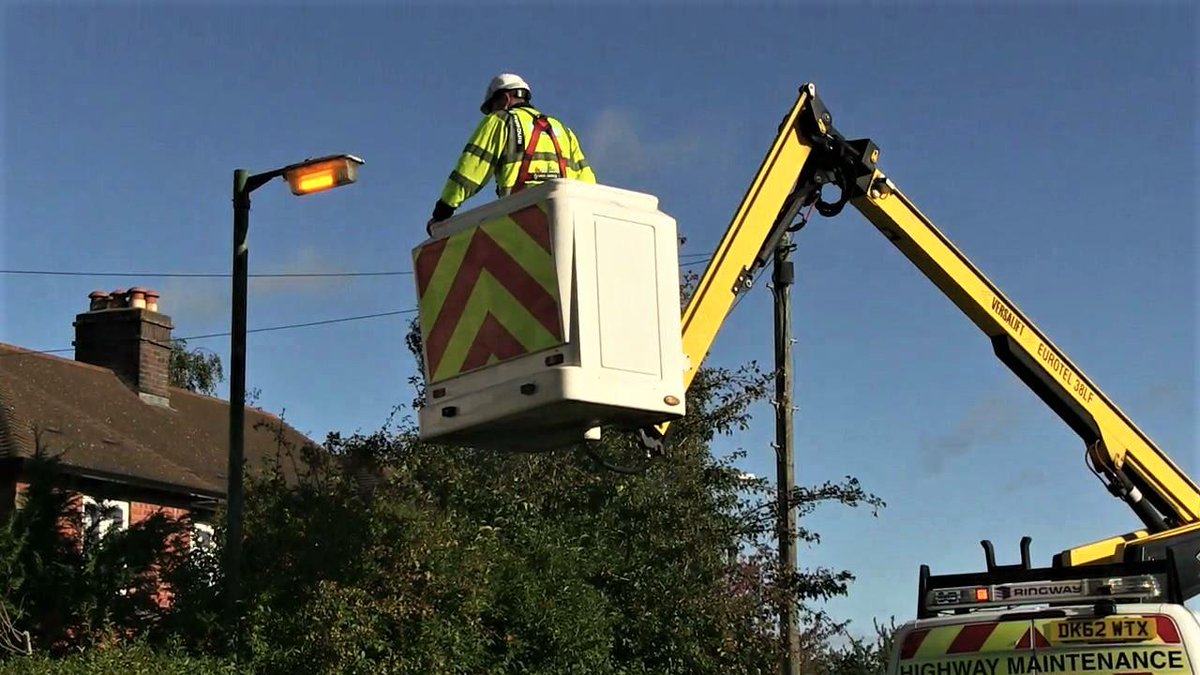 ShropCouncil's tweet photo. True or false? Each street light must be adjusted every time the clocks change. Find out the answer by taking part in our Yuletide quiz! #shropbc https://t.co/9CtL1Ad0B6 https://t.co/ckZ8RAM28X