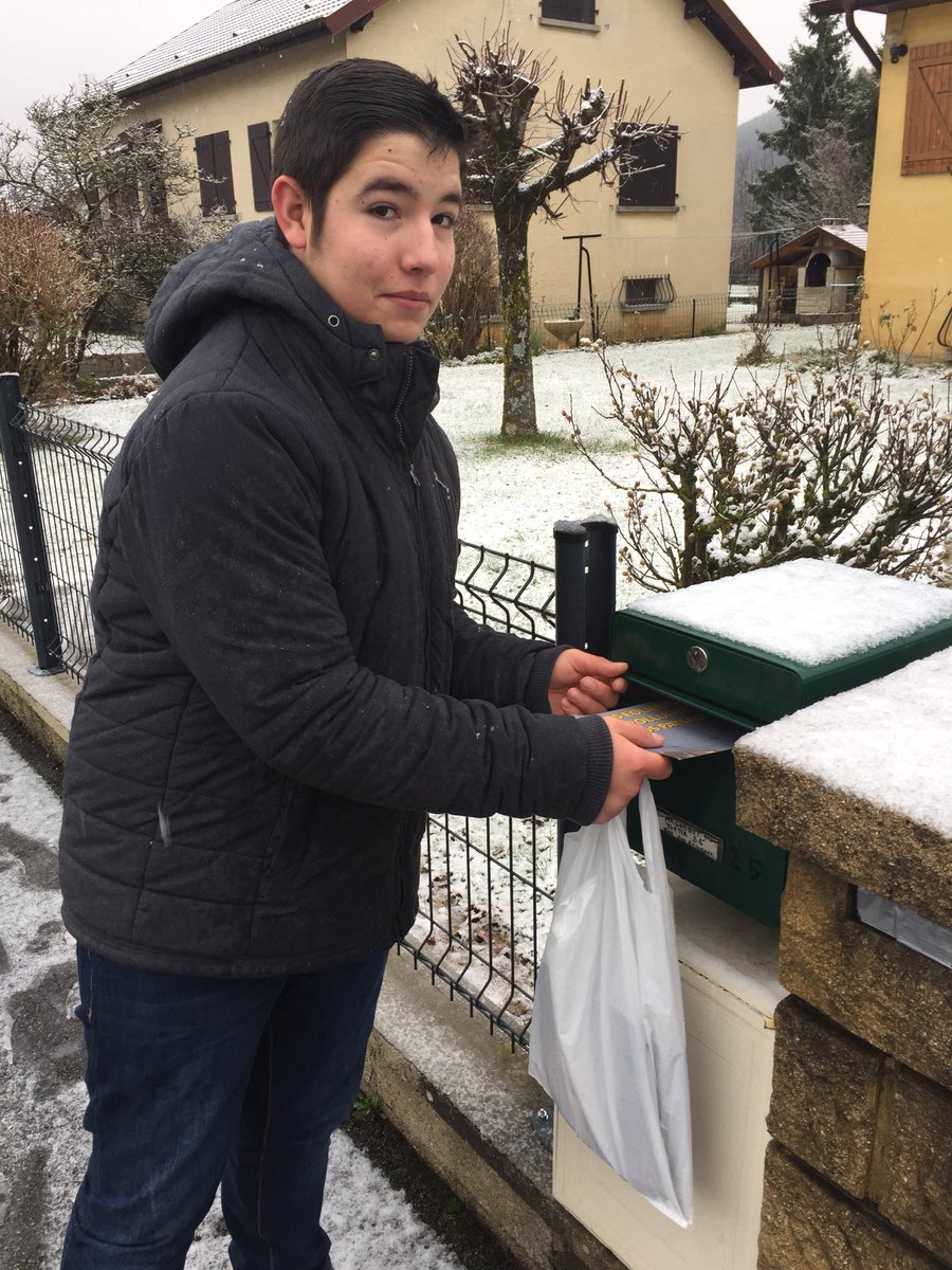 RNDoubs's tweet photo. L’équipe du #FN25 accompagnée du #FNJ25 tractait dimanche dernier à Pont de Roide, contre les éoliennes en Bourgogne Franche-Comté. #StopEoliennes https://t.co/kR1E8Y0d3P