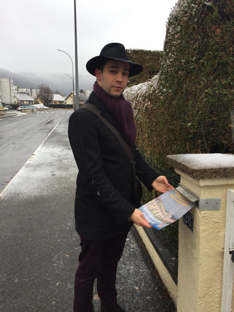 RNDoubs's tweet photo. L’équipe du #FN25 accompagnée du #FNJ25 tractait dimanche dernier à Pont de Roide, contre les éoliennes en Bourgogne Franche-Comté. #StopEoliennes https://t.co/kR1E8Y0d3P
