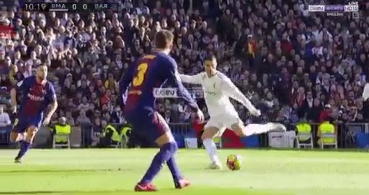 NicoAdab's tweet photo. En el 99% de los casos acaba en tiro. Pero solo el mejor jugador del mundo es capaz de esto https://t.co/ZSl3y4YfLy