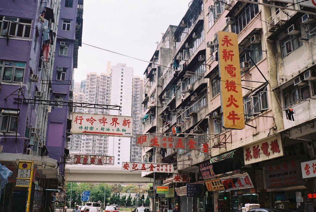 Twitter पर The Type 招牌 组成了城市的文字风景 一朝一夕见证了城市历史 一角一隅占据了城市空间 一笔一画描绘了视觉文化 然而招牌也正在面临消逝的危机 作者 Richor W 以 城市招牌备忘录 慰藉当代人的城市乡愁 Tib T Co Rjywjkppxs T Co