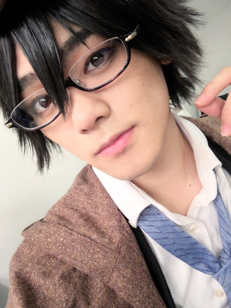 公演中にかけている眼鏡は、眼鏡市場さんとのコラボメガネ、「迷ヰ犬達