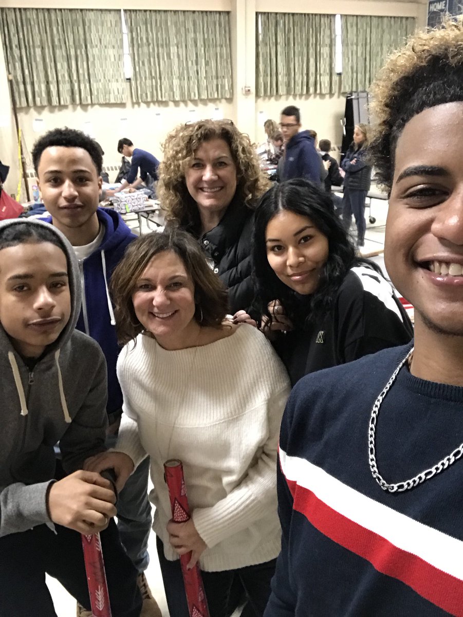 michelemcknig17's tweet photo. Wrapping for Families 4Families. #barberinggivesback #Payingiyltforward #doingitwithlove❤️ #GOLDBACKPRIDE @newburghschools @NfaPrincipal https://t.co/ebLEtXGd7A