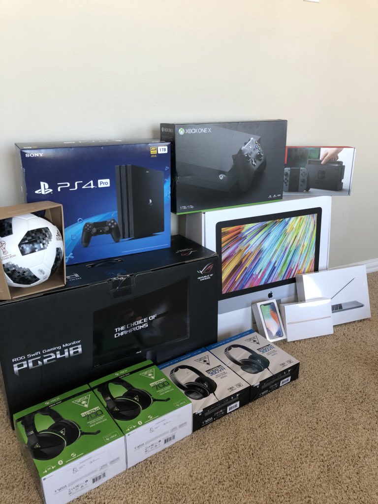 Castro1021's tweet photo. ANDDDDDD WE ARE LIVE!!!!!!!!!
DO NOT MISS DA ANNUAL CHRISTMAS PARTY GIVEAWAYS HOMIES!!!
#SantaCastro has got youuuu.
https://t.co/B0EoIb4MVd https://t.co/0U0xC6nFrE