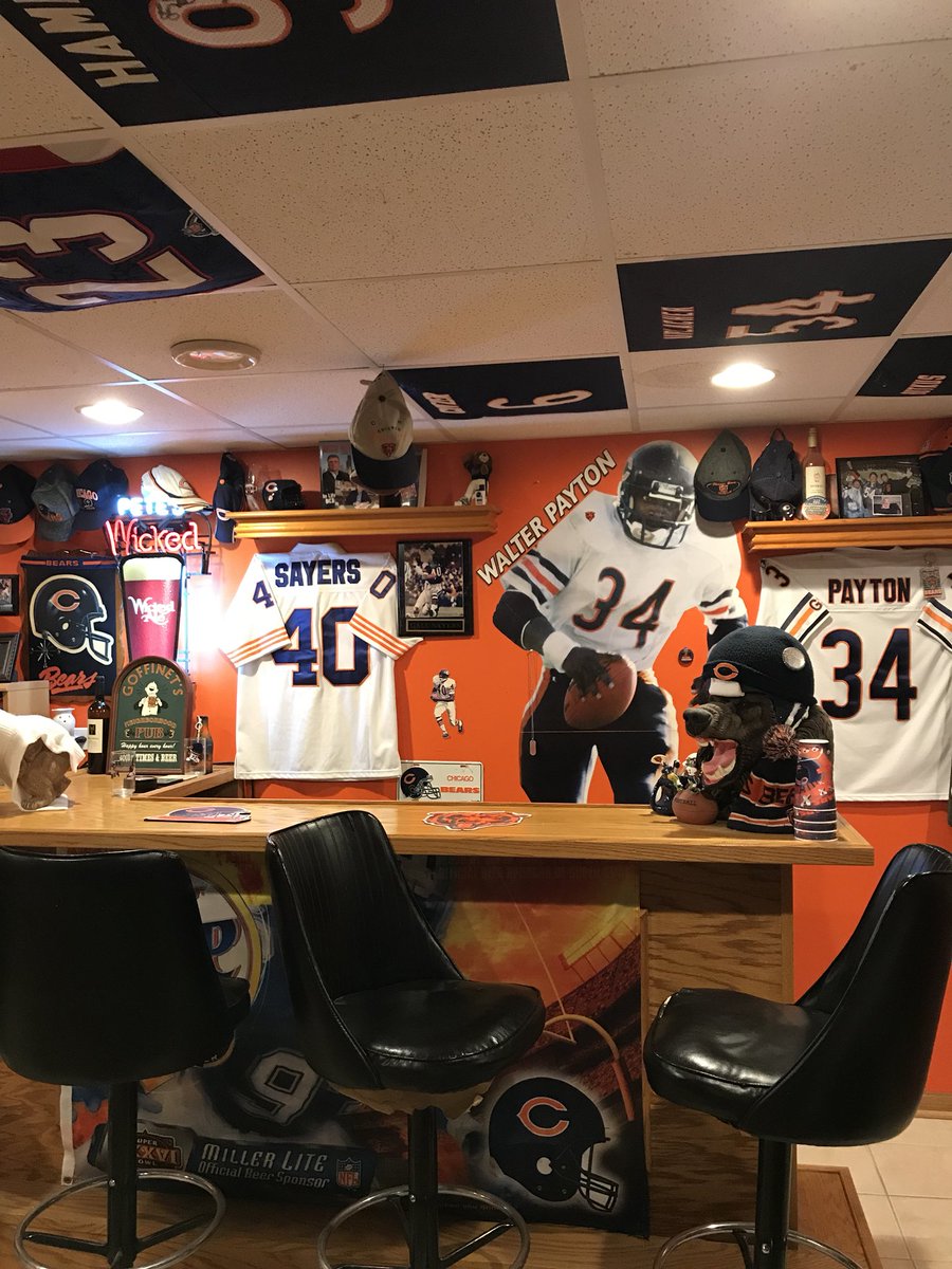 AustinGoffinet's tweet photo. Always a die hard @ChicagoBears fan! Best basement out there! #BearDown 🐻🔸🔹🔶🔷 https://t.co/eWRBVqswub