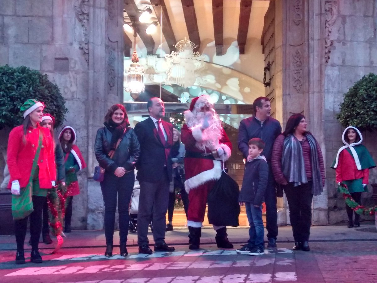 EmilioBascu's tweet photo. #PapáNoel acaba de llegar a #Orihuela y está recorriendo sus calles. 🎅

Enhorabuena a la Concejalía de #Comercio que dirige el edil Miguel A. Fernández, a #ACMO y #CallesconAlma por la organización de este desfile repleto de magia.🎉🎉🎁🎁 https://t.co/YpfKMMrg7J
