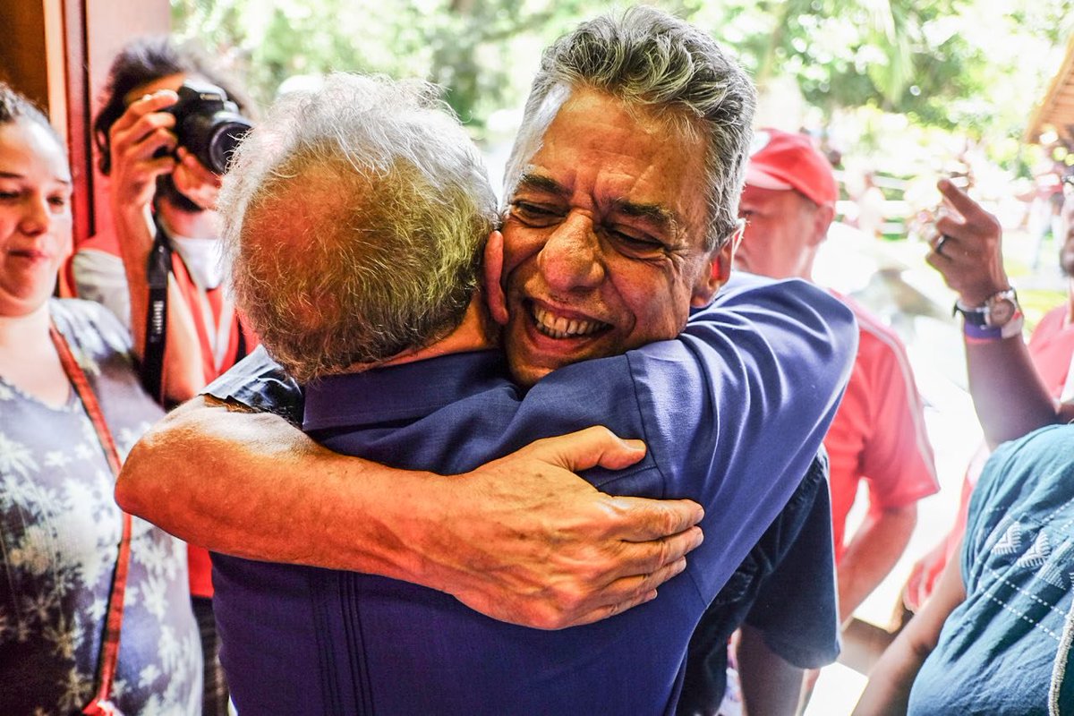 Lula e Chico Buarque se encontram na inauguração do Campo Dr. Sócrates, na Escola Florestan Fernandes antes da partida que compões os times: "Amigos do Chico", com Chico Buarque, Eduardo Suplicy, Lula e Fernando Haddad entre outros, e o time "Veteranos do MST".
📸Tuane Fernandes