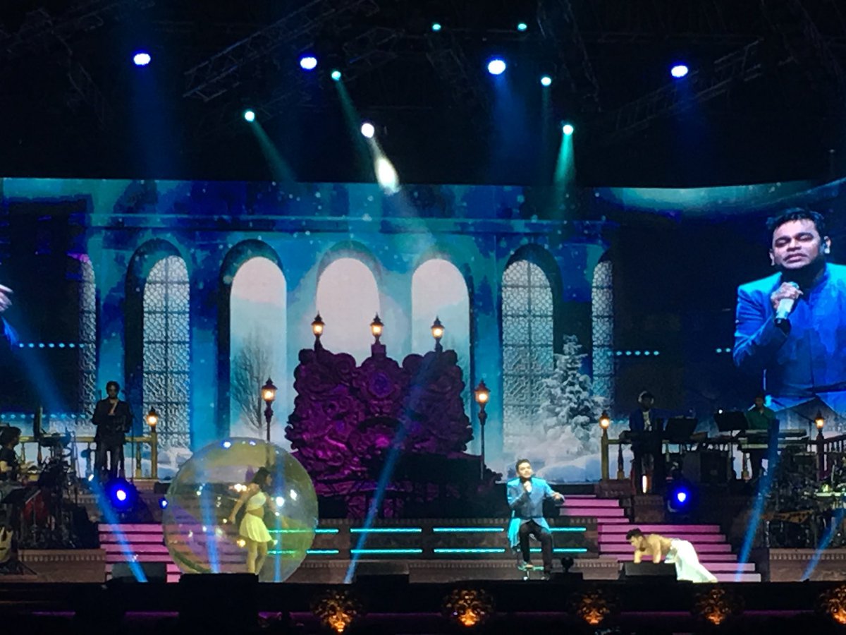 ArnazHathiram's tweet photo. Overheard a Punjabi woman at @arrahman show in Delhi
“Itne kam Interval time mein kaise kha sakte Hai”!!! 😂😭😊
#encore2017 https://t.co/hjqj0buLZl