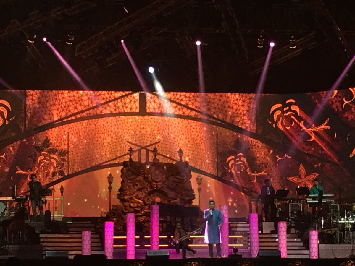 ArnazHathiram's tweet photo. Overheard a Punjabi woman at @arrahman show in Delhi
“Itne kam Interval time mein kaise kha sakte Hai”!!! 😂😭😊
#encore2017 https://t.co/hjqj0buLZl
