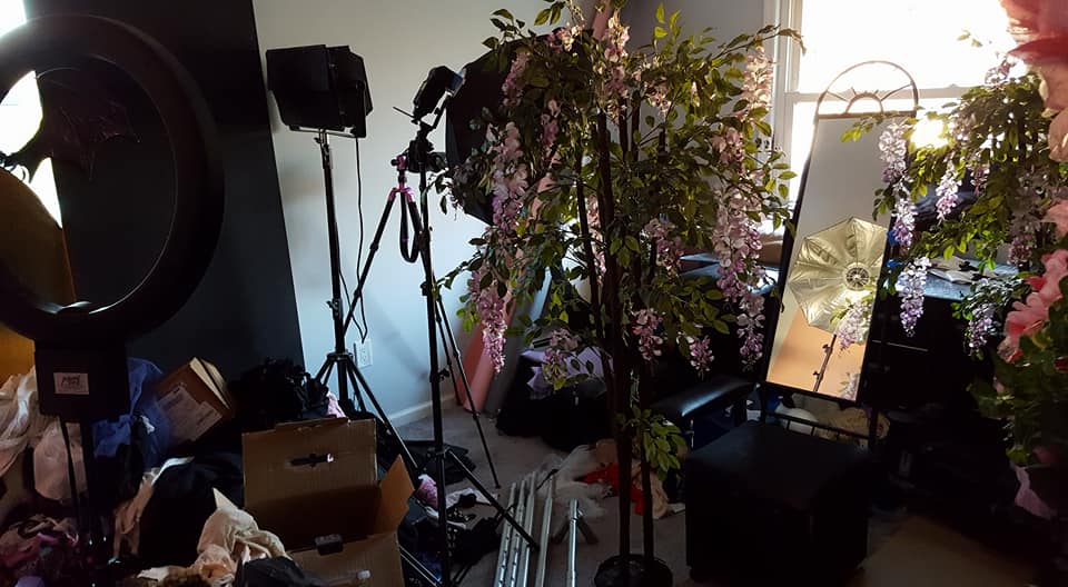 UnseelieAllure's tweet photo. Plus some #BehindTheScenes! My Indoor erm..outdoor setup in a tiny ass room. My first time painting up a prosthetic piece! And a close up of the amazing #MothMagic necklace youll see more of in the video/otherimgs https://t.co/zZZW6suC5k