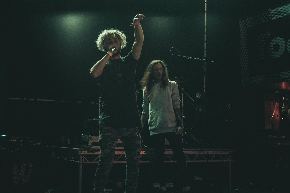 DIVN'T FUCKIN' STAND AROUND