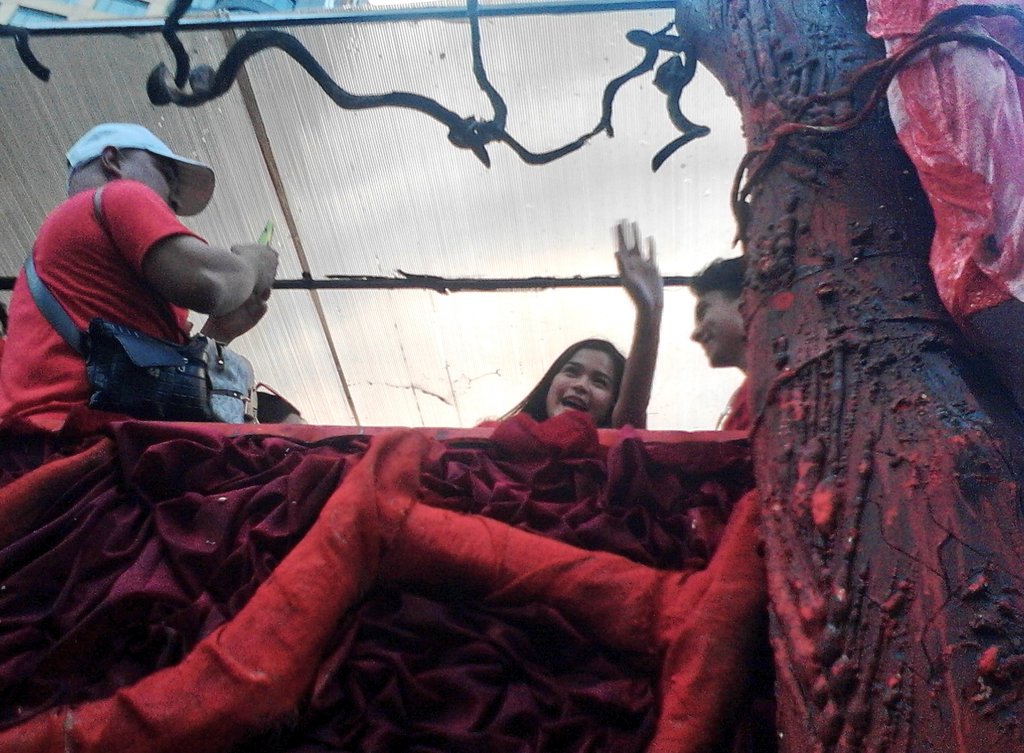 juliepearlbedia's tweet photo. Sir, paki-upload daw po yung pictures nila. Haha!! ππβ€β€ @MissMarisRacal @Hashtag_Jameson #HauntedForestFloat https://t.co/Mc0MVQs5MJ
