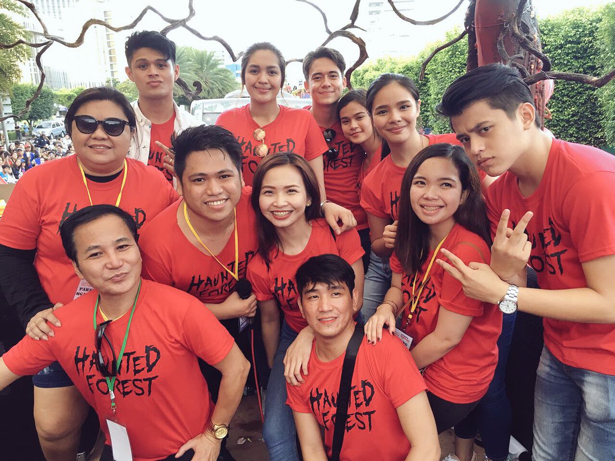 teukiemeow's tweet photo. Parade of Stars done! Thank you team! β€οΈπ³π #HauntedForestFloat #HauntedForest2DaysToGo https://t.co/5ebNF2qVIn